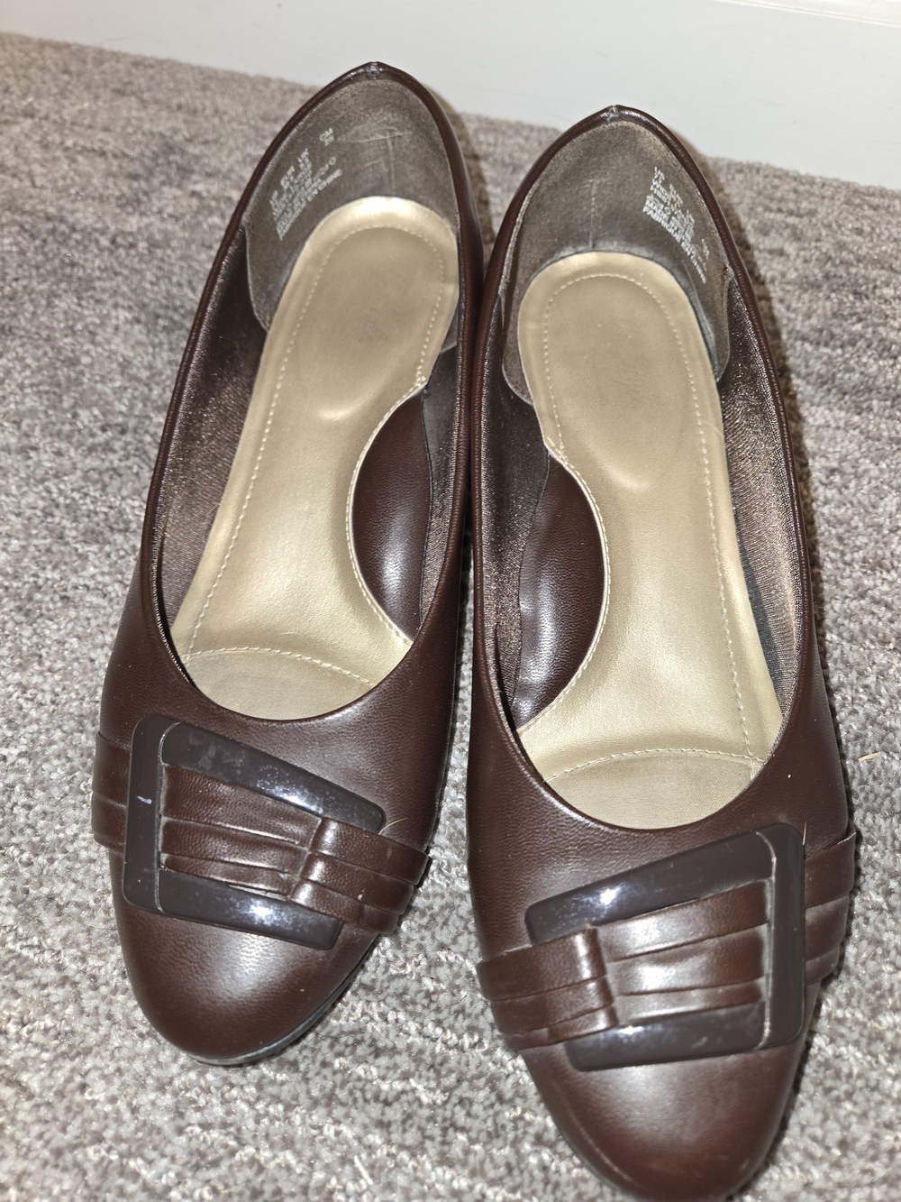 Soft Style Brown Slip-On Loafers with Buckle Accent 7.5 Wide
